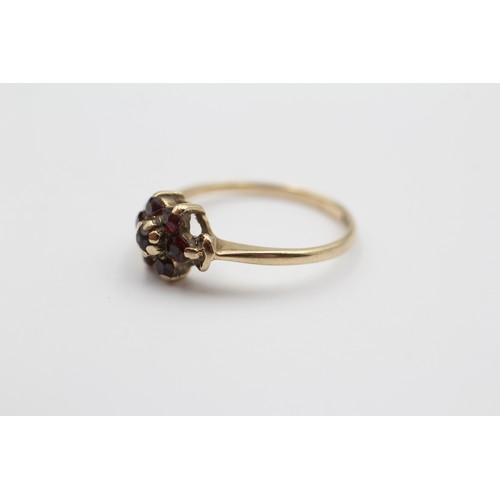 517 - 9ct Gold Garnet Floral Cluster Dress Ring (1.5g) - Size L