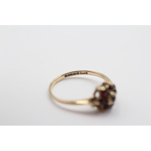 517 - 9ct Gold Garnet Floral Cluster Dress Ring (1.5g) - Size L