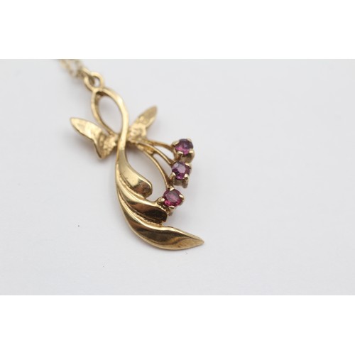 529 - 9ct Gold Ruby Leafy Journey Ruby Pendant Necklace (2.7g)