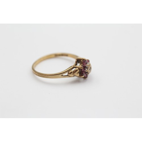 535 - 9ct Gold Diamond And Ruby Floral Cluster Heart Shoulder Split Shank Dress Ring (1.3g) - Size M