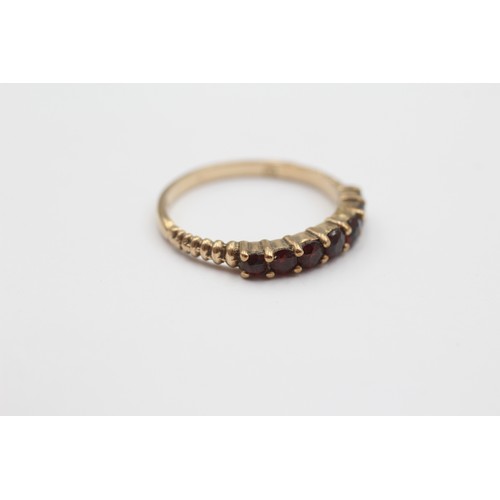 550 - 9ct Gold Garnet Half Eternity Textured Shoulders Ring (2g) - Size Q