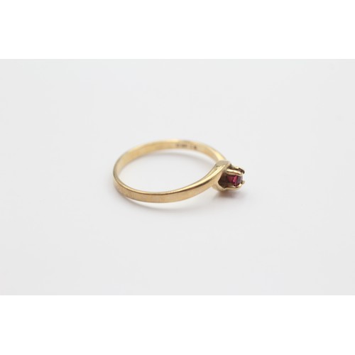 562 - 9ct Gold Ruby Solitaire Openwork Bypass Ring (1.3g) - Size L