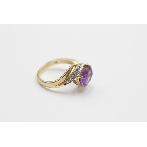 565 - 9ct White And Yellow Gold Diamond And Amethyst Solitaire And Bypass Shoulder Set Ring (2.6g) - Size ... 