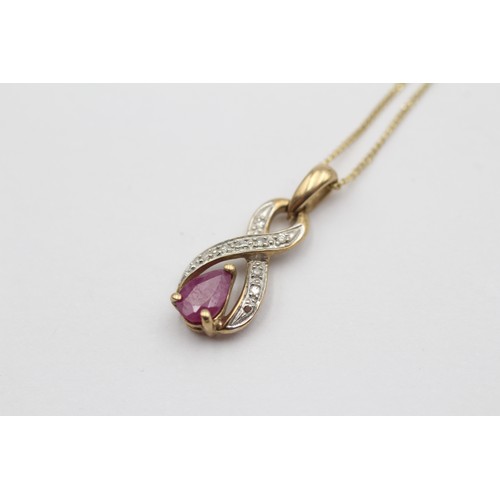 568 - 9ct White And Yellow Gold Diamond And Ruby Teardrop Ribbon Drop Pendant Necklace (1.6g)