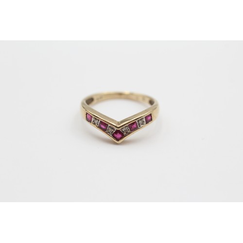 571 - 9ct White And Yellow Gold Diamond And Synthetic Ruby Bicolour Wishbone Ring (1.7g) - Size K