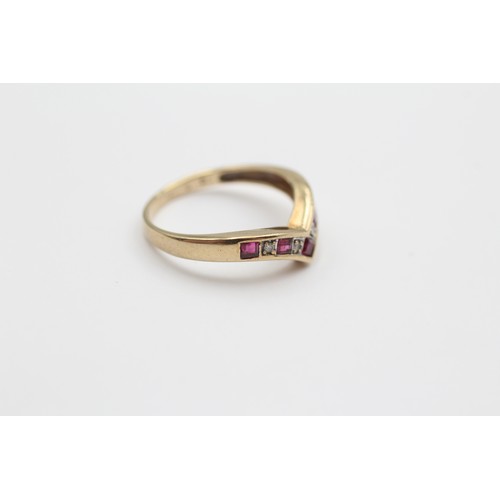 571 - 9ct White And Yellow Gold Diamond And Synthetic Ruby Bicolour Wishbone Ring (1.7g) - Size K