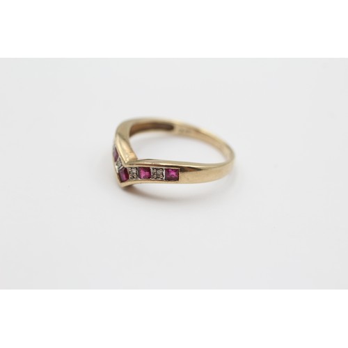 571 - 9ct White And Yellow Gold Diamond And Synthetic Ruby Bicolour Wishbone Ring (1.7g) - Size K