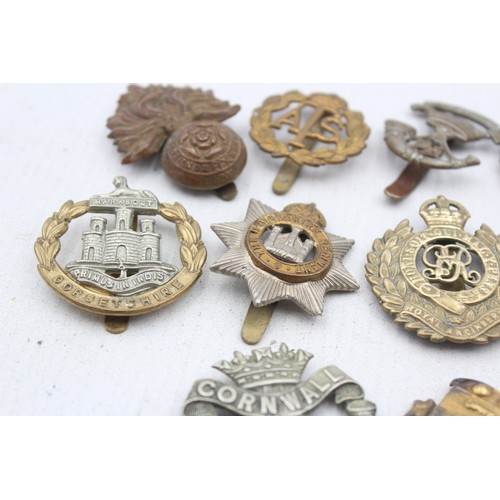 572 - 10 x Military Cap Badges Inc Dorsetshire, Hampshire, Prince Alberts