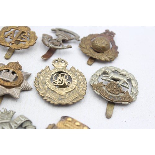 572 - 10 x Military Cap Badges Inc Dorsetshire, Hampshire, Prince Alberts