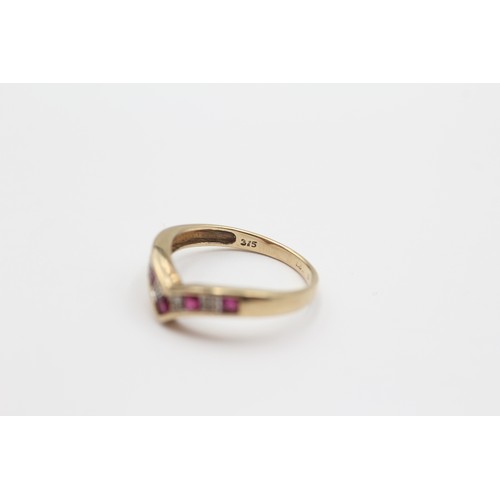 571 - 9ct White And Yellow Gold Diamond And Synthetic Ruby Bicolour Wishbone Ring (1.7g) - Size K