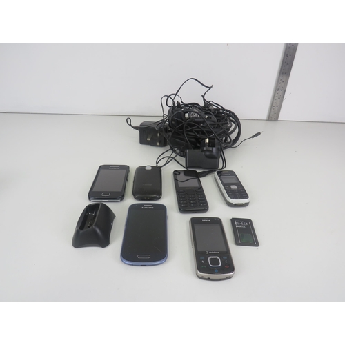 124 - SELECTION OF MOBILE PHONES AND CHARGERS