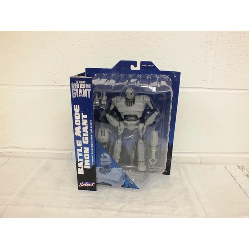 6 - DIAMOND SELECT THE IRON GIANT BATTLE MODE 21.5cm ACTION FIGURE WITH LIGHT UP EYES - AS NEW