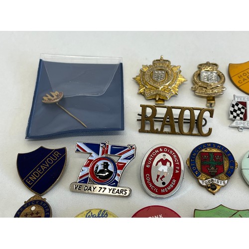 106 - 50 x BADGES INCLUDING NUM, BUTLINS, MINERS STRIKE, ROBERTSONS ETC