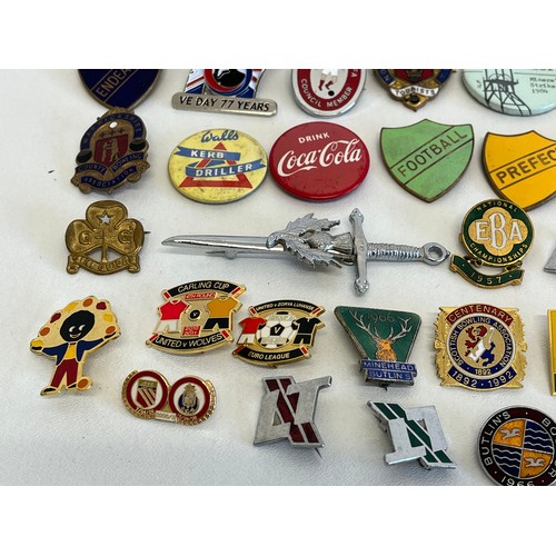 106 - 50 x BADGES INCLUDING NUM, BUTLINS, MINERS STRIKE, ROBERTSONS ETC