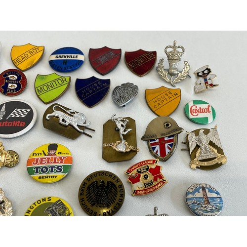 113 - 50 x VARIOUS BADGES INCLUDING FOOTBALL, BUTLINS, ROBERTSONS ETC