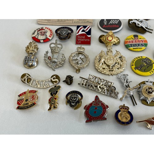 113 - 50 x VARIOUS BADGES INCLUDING FOOTBALL, BUTLINS, ROBERTSONS ETC