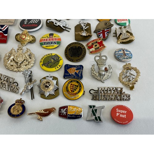 113 - 50 x VARIOUS BADGES INCLUDING FOOTBALL, BUTLINS, ROBERTSONS ETC