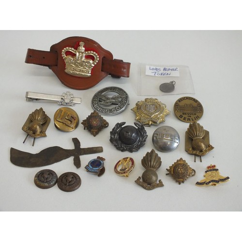 120 - MISCELLANEOUS LOT INCLUDING LORDS PRAYER TOKEN, BADGES ETC