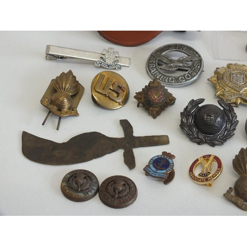 120 - MISCELLANEOUS LOT INCLUDING LORDS PRAYER TOKEN, BADGES ETC