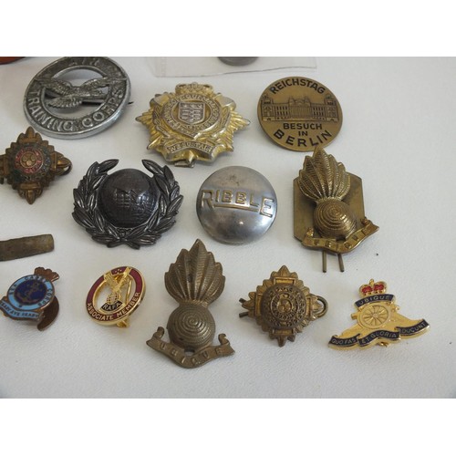 120 - MISCELLANEOUS LOT INCLUDING LORDS PRAYER TOKEN, BADGES ETC