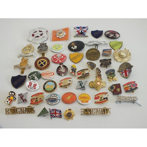 121 - 50 x VARIOUS BADGES, FOOTBALL, BUTLINS, ROBERTSONS ETC