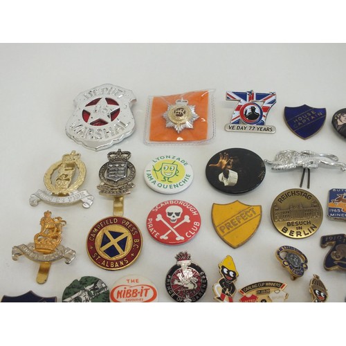 121 - 50 x VARIOUS BADGES, FOOTBALL, BUTLINS, ROBERTSONS ETC