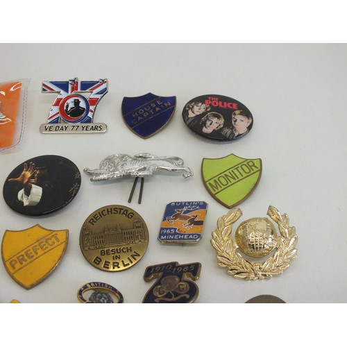 121 - 50 x VARIOUS BADGES, FOOTBALL, BUTLINS, ROBERTSONS ETC