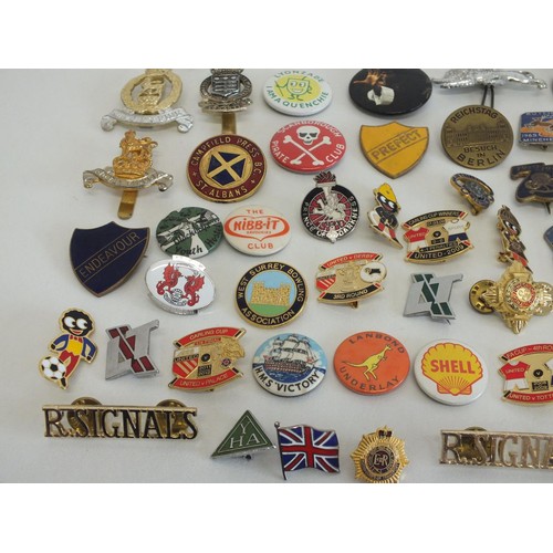 121 - 50 x VARIOUS BADGES, FOOTBALL, BUTLINS, ROBERTSONS ETC