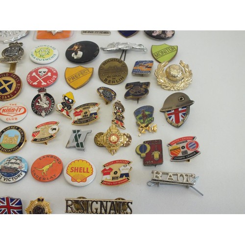 121 - 50 x VARIOUS BADGES, FOOTBALL, BUTLINS, ROBERTSONS ETC