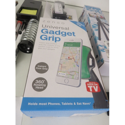 303 - JOBLOT OF MISCELLANEOUS APPLIANCE GADGETS INCLUDING A NEW IN BOX FLEXIBLE MOBILE PHONE TRIPOD, NEW I... 