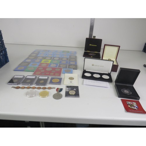 52 - TRAY OF COINS INCLUDES CASED, COMMEMORATIVE, THE CENTENARY OF WWI £5 COIN COLLECTION AND ST GEORGE A... 