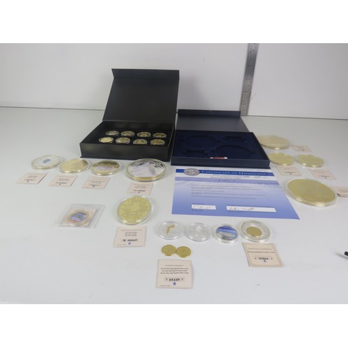 55 - TRAY OF COLLECTABLE COINS AND COIN SETS INCLUDES PIRATES OF THE SEVEN SEAS, MILITARY AIRCRAFT ETC