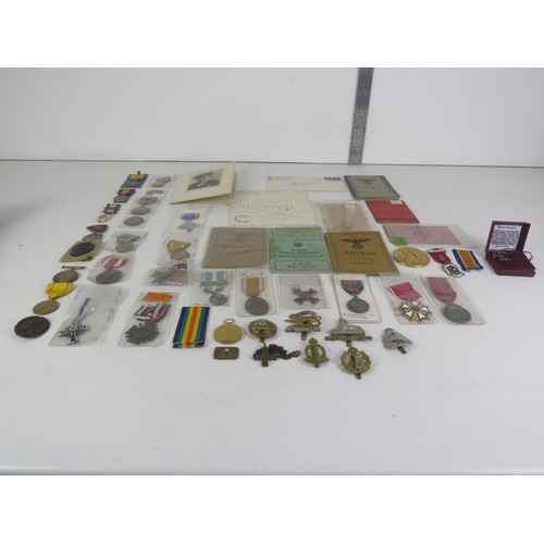 62 - TRAY OF MILITARIA INCLUDES MEDALS, PHOTOGRAPHS, BADGES, BOOKLETS ETC