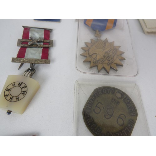 62 - TRAY OF MILITARIA INCLUDES MEDALS, PHOTOGRAPHS, BADGES, BOOKLETS ETC