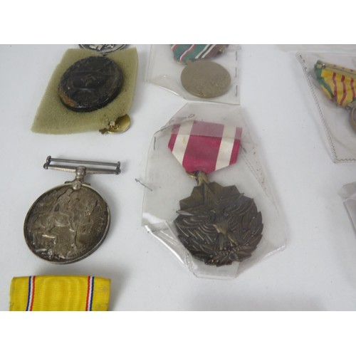 62 - TRAY OF MILITARIA INCLUDES MEDALS, PHOTOGRAPHS, BADGES, BOOKLETS ETC