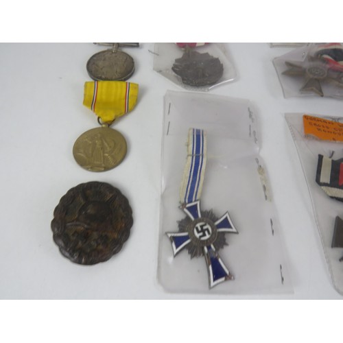 62 - TRAY OF MILITARIA INCLUDES MEDALS, PHOTOGRAPHS, BADGES, BOOKLETS ETC