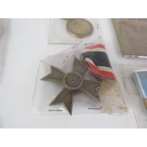 62 - TRAY OF MILITARIA INCLUDES MEDALS, PHOTOGRAPHS, BADGES, BOOKLETS ETC