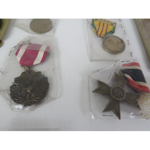 62 - TRAY OF MILITARIA INCLUDES MEDALS, PHOTOGRAPHS, BADGES, BOOKLETS ETC