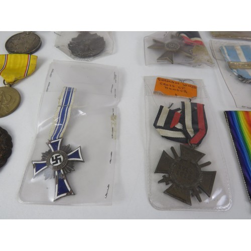 62 - TRAY OF MILITARIA INCLUDES MEDALS, PHOTOGRAPHS, BADGES, BOOKLETS ETC