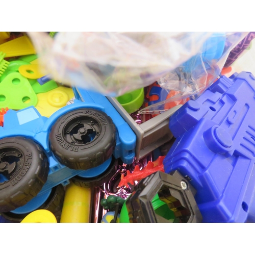 315 - SELECTION OF TOYS INCLUDES SMURFS, ELECTRICAL, TRANSFORMERS ETC