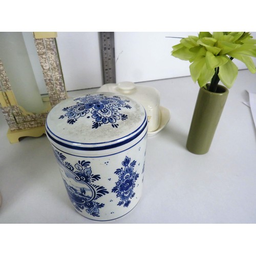 137 - ASSORTED CHINA - WORCESTER, DELFT etc