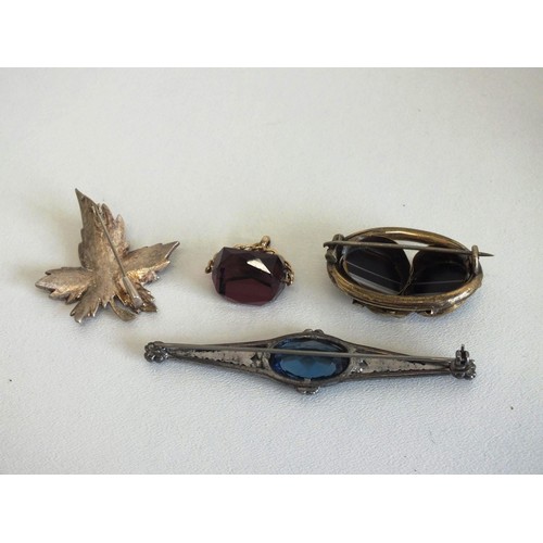 86 - 4 x ITEMS OF JEWELLERY INCLUDES ANTIQUE PINCHBECK AGATE BROOCH, SILVER TONE MARCASITE AND BLUE STONE... 