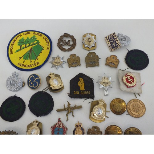 225 - COLLECTION OF MILITARY BADGES AND BUTTONS