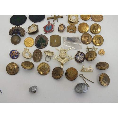 225 - COLLECTION OF MILITARY BADGES AND BUTTONS