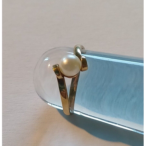 251 - 9ct Gold Cultured Pearl Single Stone Ring (1.3g)- Size K