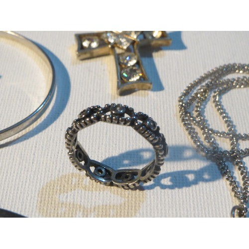 236 - SILVER JEWELLERY INCLUDES BANGLE, BROOCH, NECKLACES, PANDORA RING, THOMAS SABO CHARM & AMETHYST STUD... 