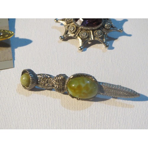 239 - 7 x VINTAGE BROOCHES INCLUDES SCOTTISH, FISH ENAMELS, DAVID SALMON, CARVED MOTHER OF PEARL ETC