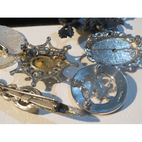 239 - 7 x VINTAGE BROOCHES INCLUDES SCOTTISH, FISH ENAMELS, DAVID SALMON, CARVED MOTHER OF PEARL ETC