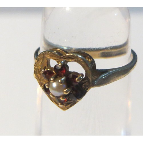 247 - Vintage 9ct Gold Garnet & Seed Pearl Floral Heart Cluster Ring (2g)- Size L