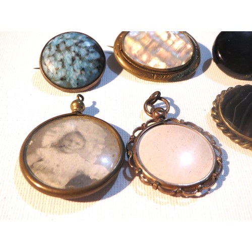 255 - 4 x VINTAGE BROOCHES INCLUDES TURQUOISE, AGATE, MOTHER OF PEARL and 2 ANTIQUE ROLLED GOLD PHOTO PEND... 